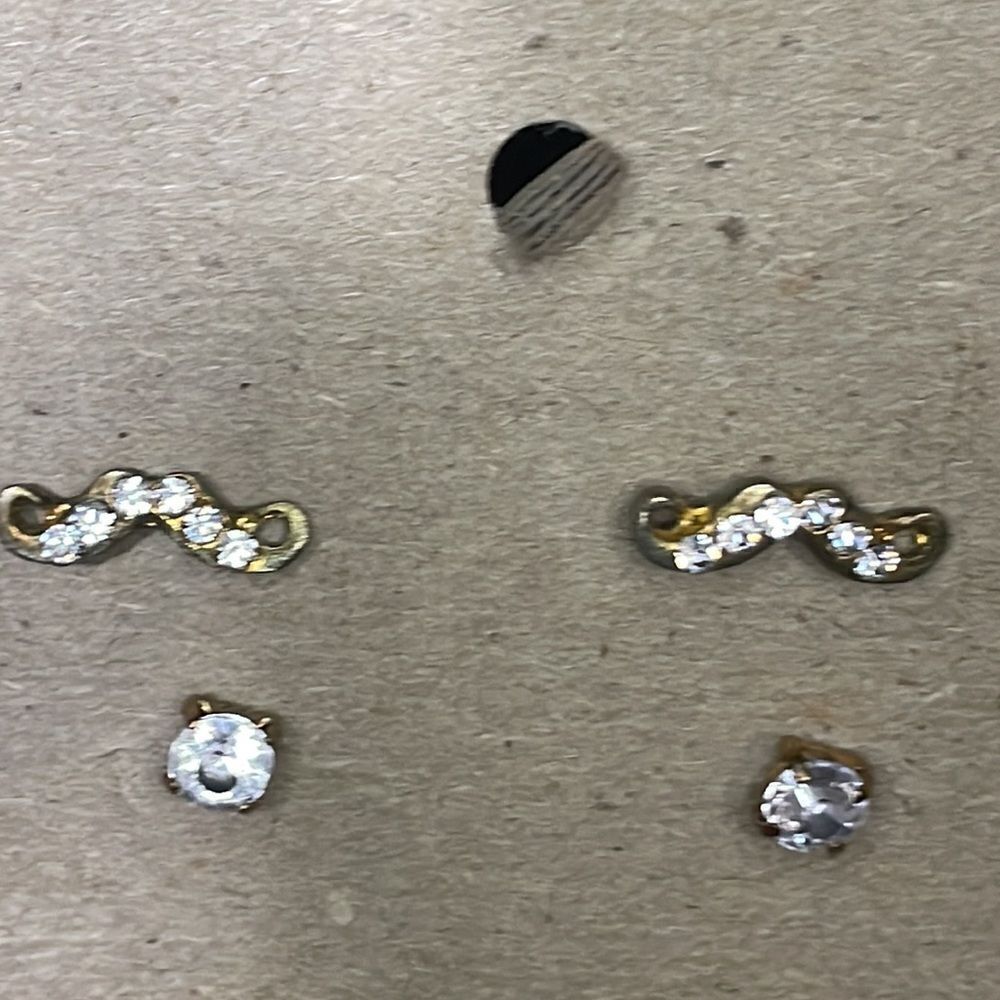 Three sets of earrings - Picture 3 of 5